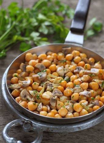 Нут для меня продукт давным давно знакомый и любимый. Сколько себя помню, на каждый праздничный стол мама варила нут с курицей. Причем далеко ходить за ним не надо было, папа выращивал его на даче. Помню когда вышла замуж сильно удивлялась что мой муж, выросший не так далеко от меня, правда уже на територии другого государства, видел это блюдо впервые.