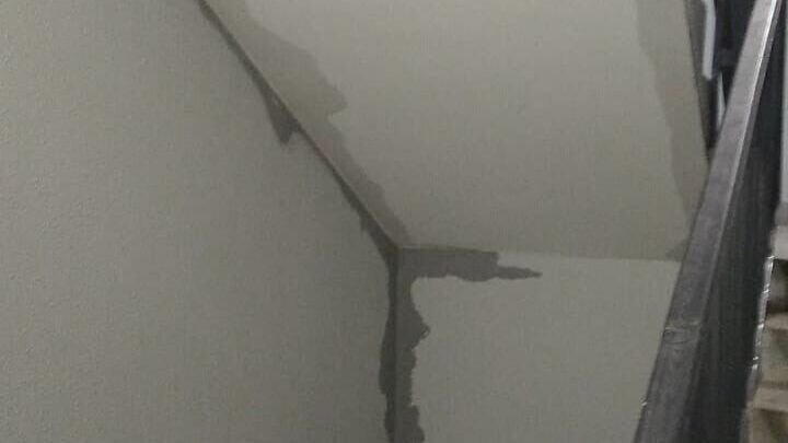     Казанцы, проживающие в одном из домов жилого комплекса «Родина», пожаловались на протекающие подъезды. В городском сообществе во «ВКонтакте» они опубликовали видеозапись с места.