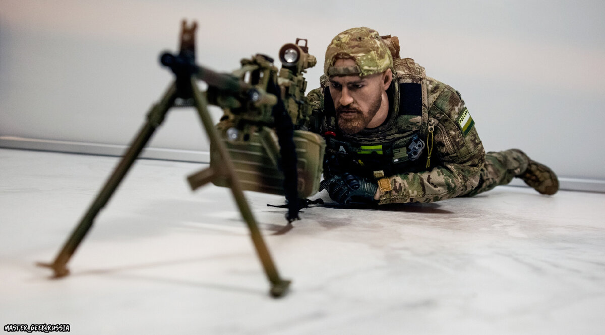 Поза "Стрельба лёжа", конечно, фикция. Тяжело задрать голову под необходимым углом))