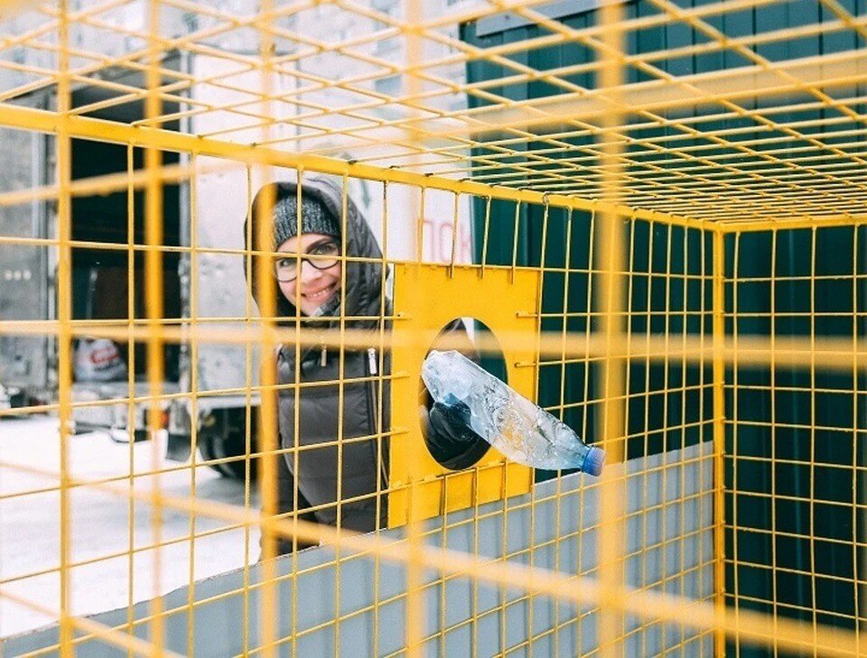     Также эффективным средством борьбы с загрязнением природы пластиком можно считать контейнеры для сбора ПЭТ-упаковки. Фото: архив "КП"