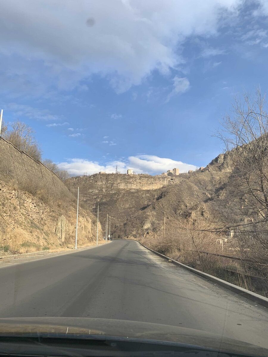 Алаверди разделён ущельем на две части. Ещё не заехали в город, а уже в восторге