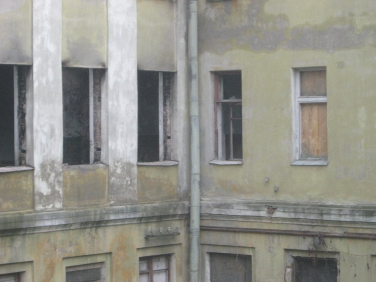 Старый горелый корпус .