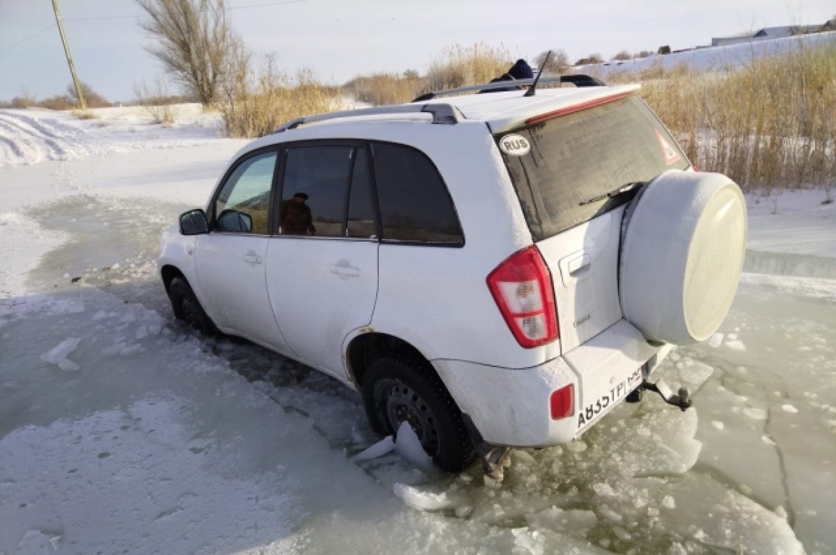    В Домбаровском районе машина застряла во льдах обмелевшей речки.