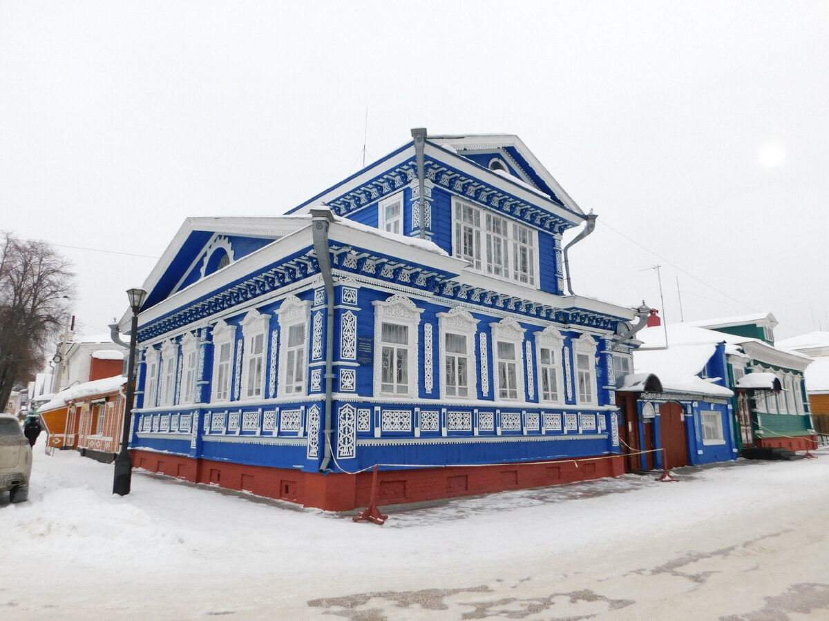 Самовары в Городце выставляются в настоящем деревянном тереме. Фото автора.