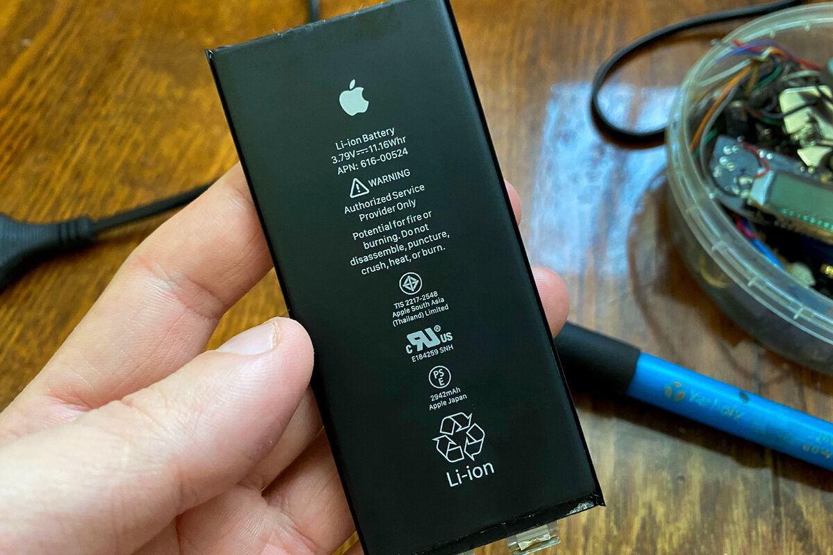 Аккумулятор имеет емкость 2942 мАч.