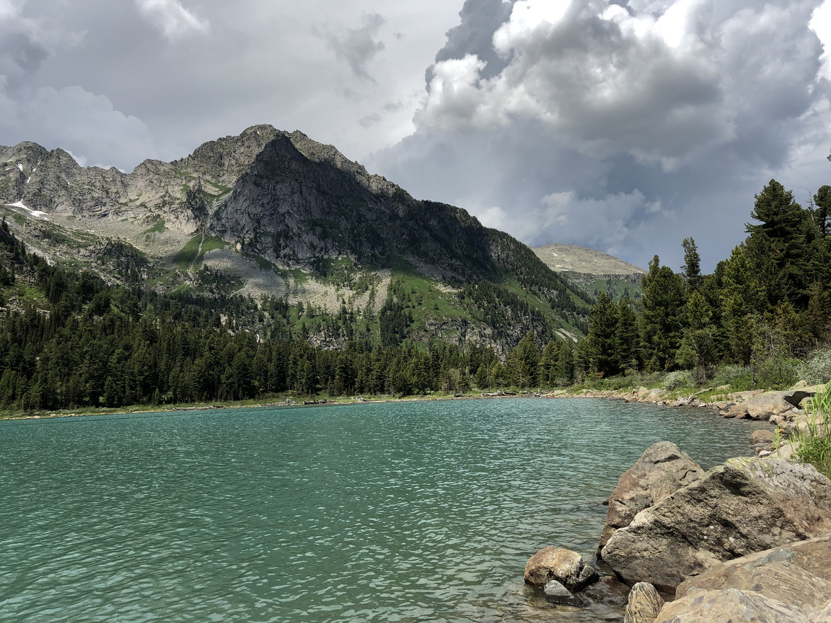 А на этих камнях мы устроили чаепитие :). Погодка начала портиться.
