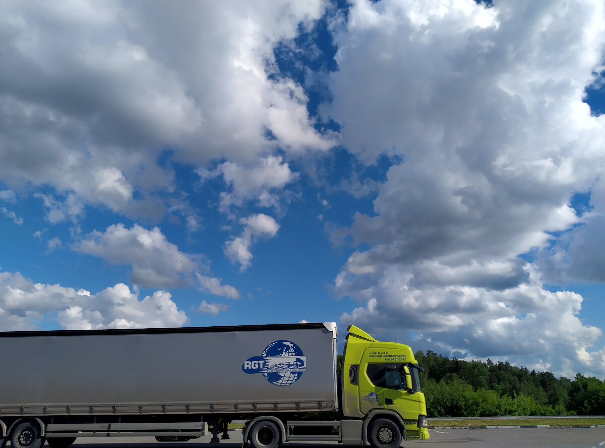 Фура на фоне природы