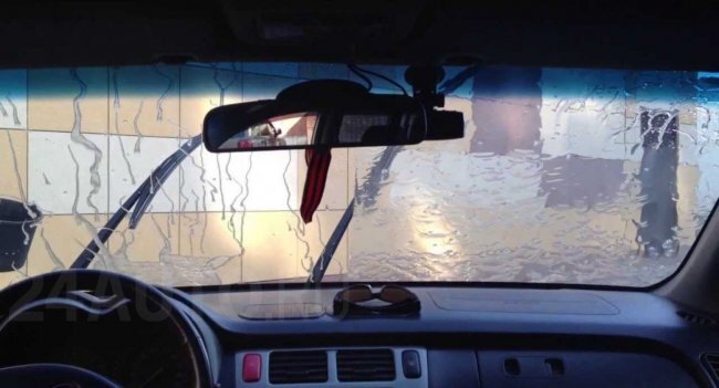 Находятся автомобилисты, которые обрабатывают лобовое стекло специальным составом – антидождь. Он способен отталкивать воду и загрязнение