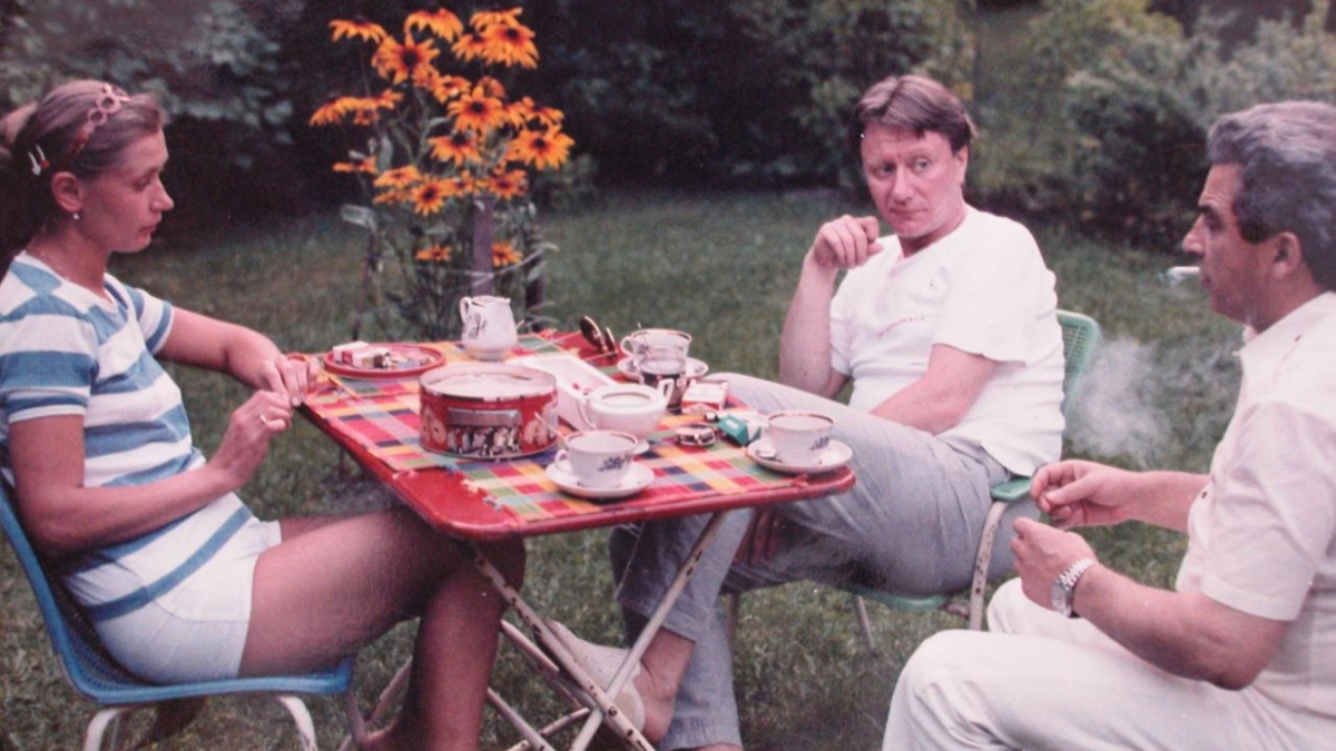 Андрей Миронов с друзьями на даче