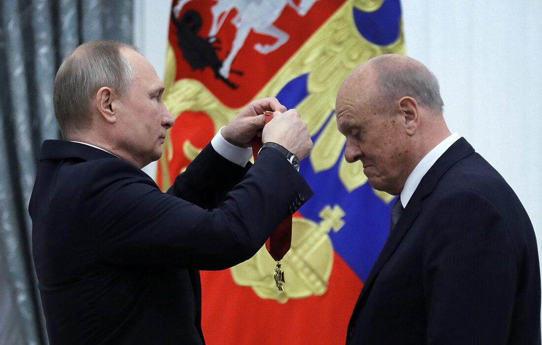 Путин награждает Меньшова