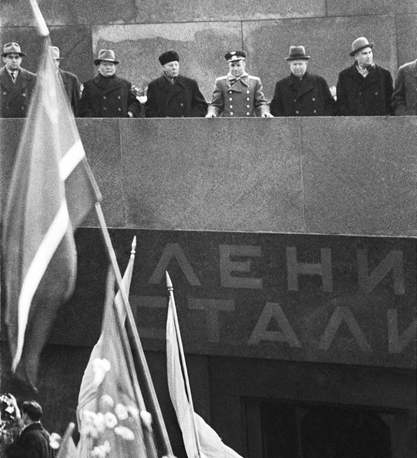 https://ic.pics.livejournal.com/mi3ch/983718/12842519/12842519_original.jpg На трибуне Мавзолея Ленина и Сталина Юрий Гагарин и Хрущев