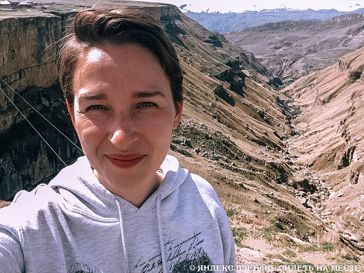 Всем привет, меня зовут Александра. Жмурюсь от солнышка в Хунзахском районе и спешу поделиться отличным местом