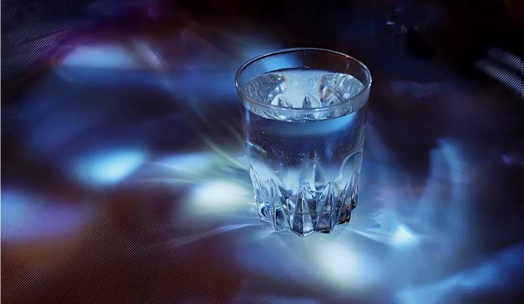 Стакан воды для исполнения. Стакан воды. Стакан воды для исполнения желаний. Стакан воды магия. Волшебный стакан с водой.