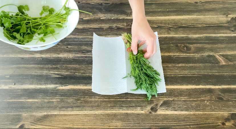 Есть еще специальные центрифуги для сушки зелени, все хочу купить такую