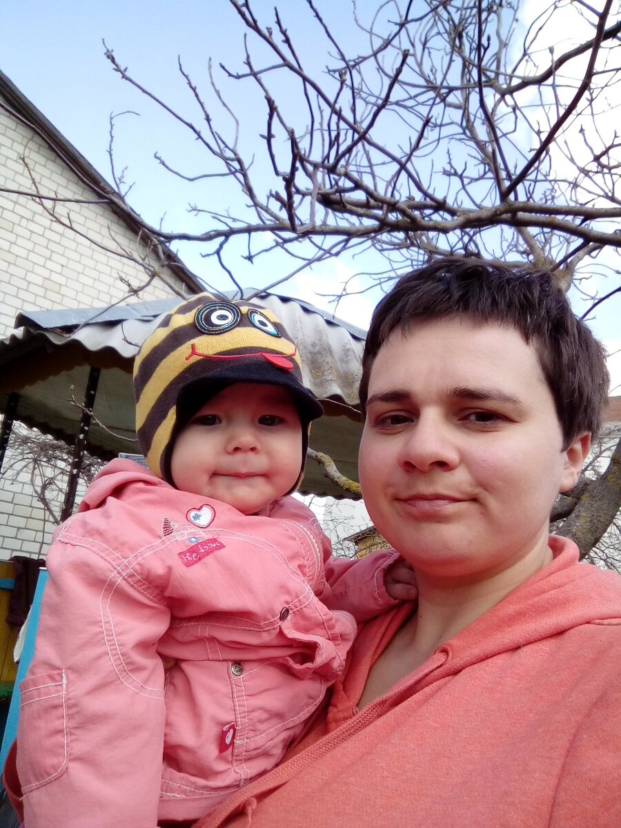 Дочка тоже у мамы учиться