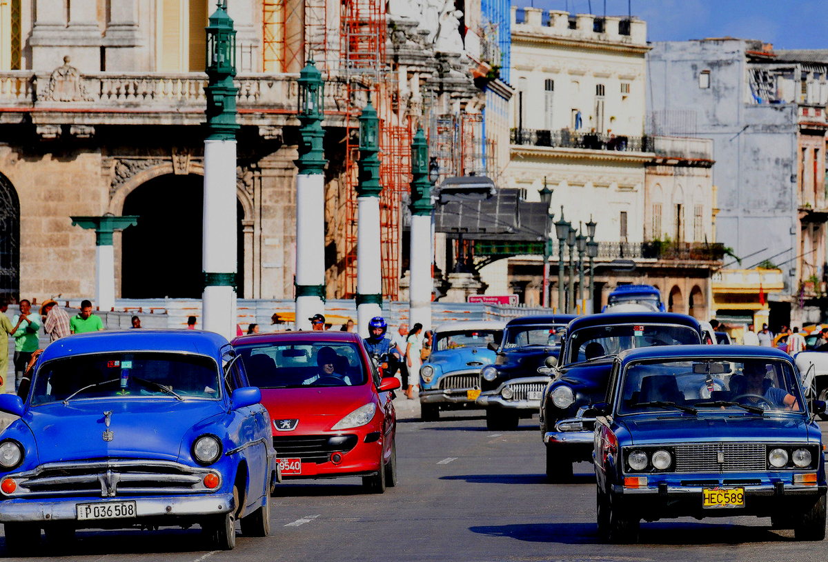 Зачем ездил. Куба Гавана машины. Chevrolet 1946 Cuba. Автопром на Кубе. Гавана Куба Ford.