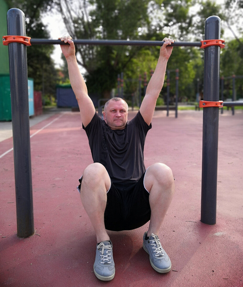 Это лето 2019 года. Мне здесь 51. Делаю в качестве разминки подтягивания на низком турнике. Кстати, отличная вещь при начале тренировок после многолетнего перерыва. Особенно, если вам в районе 50 лет.