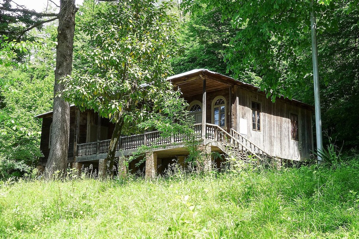 Дом грузинском селе Багдади,где родился Владимир Маяковский. Источник Википедия.