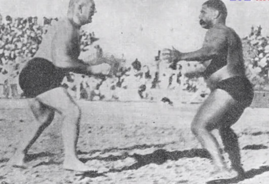 Фото: foto-history.livejournal.com борец Гулам Мухаммад Бакш Батт по прозвищу Великий Гама во время поединка