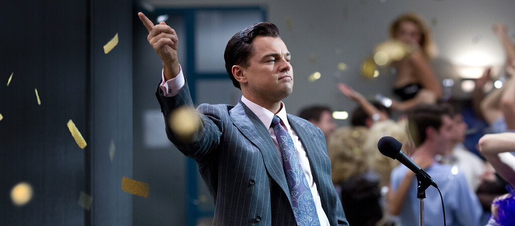 1987 год. Джордан Белфорт становится брокером в успешном инвестиционном банке. Вскоре банк закрывается после внезапного обвала индекса Доу-Джонса. По совету жены Терезы Джордан устраивается в небольшое заведение, занимающееся мелкими акциями. Его настойчивый стиль общения с клиентами и врождённая харизма быстро даёт свои плоды. Он знакомится с соседом по дому Донни, торговцем, который сразу находит общий язык с Джорданом и решает открыть с ним собственную фирму. В качестве сотрудников они нанимают нескольких друзей Белфорта, его отца Макса и называют компанию «Стрэттон Оукмонт». В свободное от работы время Джордан прожигает жизнь: лавирует от одной вечеринки к другой, вступает в сексуальные отношения с проститутками, употребляет множество наркотических препаратов, в том числе кокаин и кваалюд. Однажды наступает момент, когда быстрым обогащением Белфорта начинает интересоваться агент ФБР...