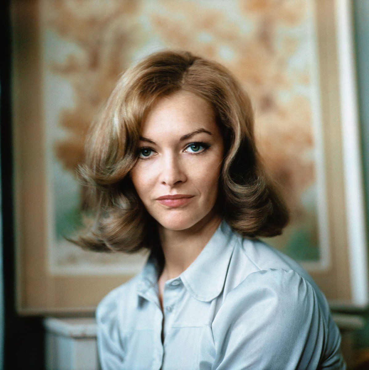 За роль Нади в легендарной советской комедии Эльдара Рязанова она получила Государственную премию СССР и в нашей стране мгновенно стала звездой.