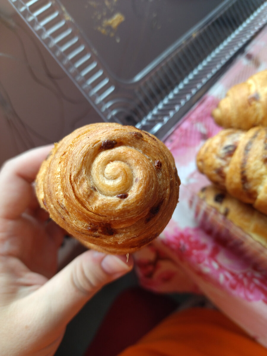 Паша купил мне круассаны, а у одного из них оказалась вот такая "попка" улиточкой