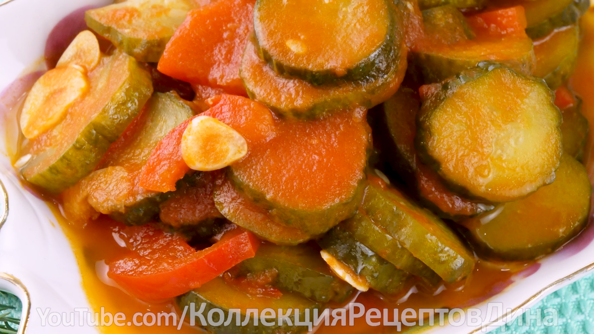 Огурцы в томатном соусе. Хрустящие огурцы в соусе. Огурцы в помидорной заливке на зиму. Хрустящие огурцы в соусе. Огурцы с чесноком и укропом.