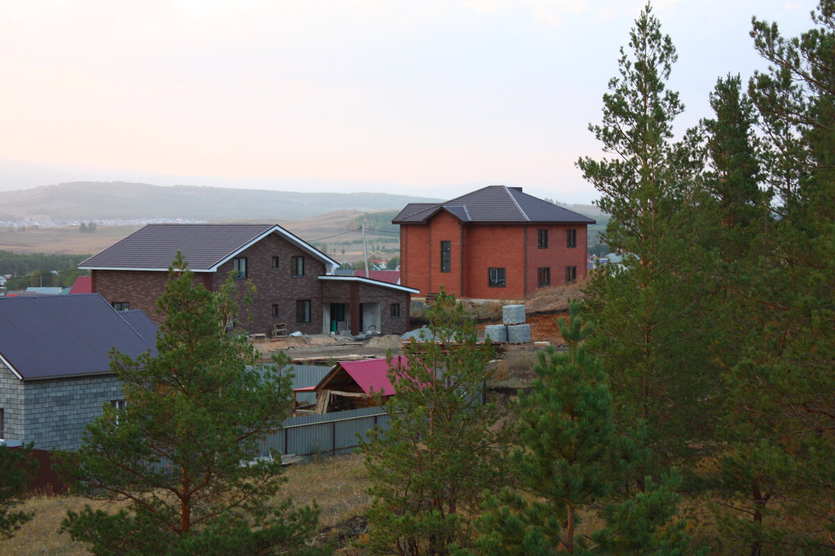 За большими домами живет наш сосед, которому мы очень благодарны. Фото автора