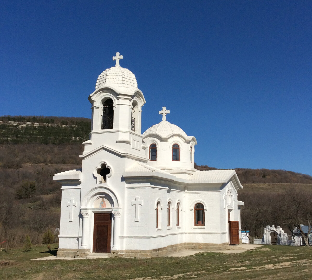 Храм святого Евангелиста Луки  в Лаки
