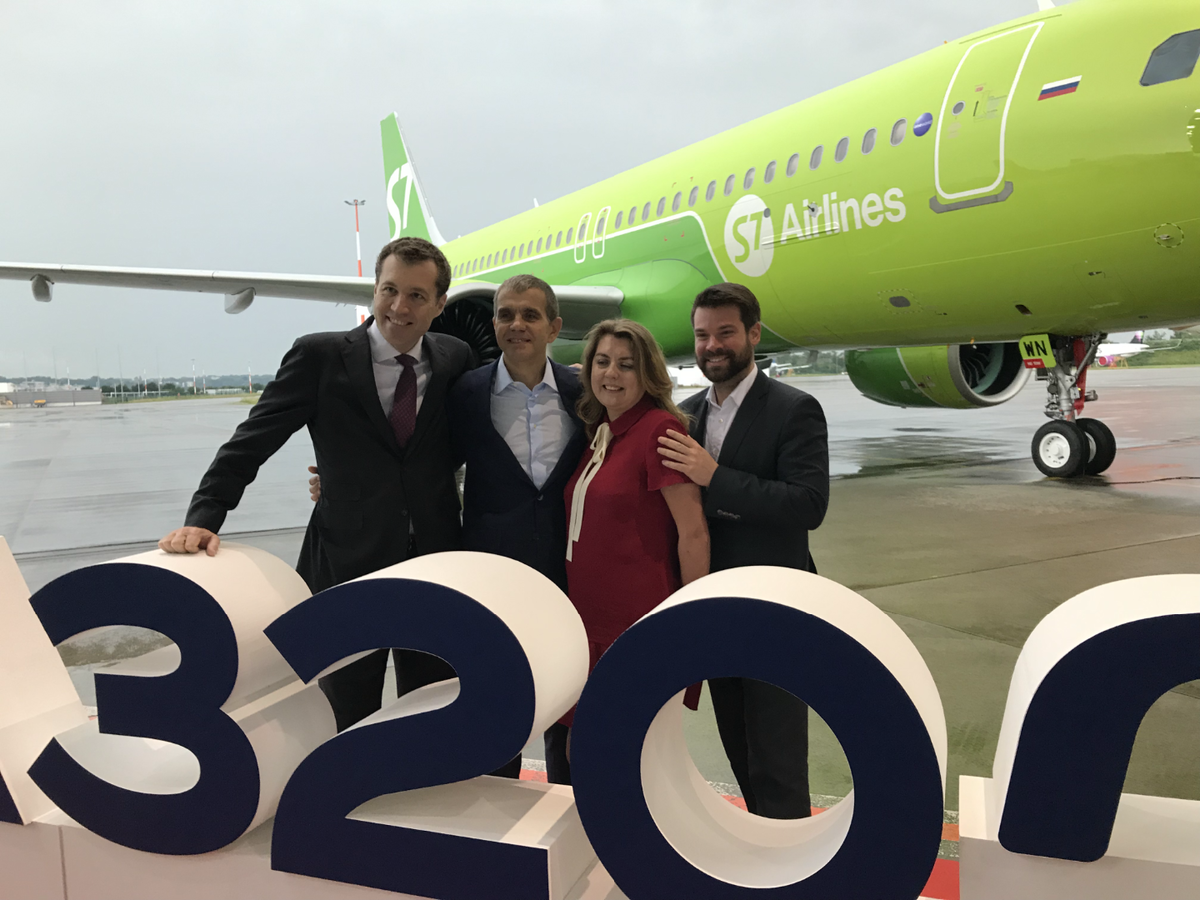 новая авиакомпания. смартавиа новосибирск москва. Sukhoi superjet 100. ираэро а319. авиакомпания discover.