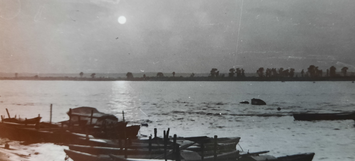 Вот такая деревянная лодка с мотором и с веслами была нашим плав.средством. Фото из семейного альбома