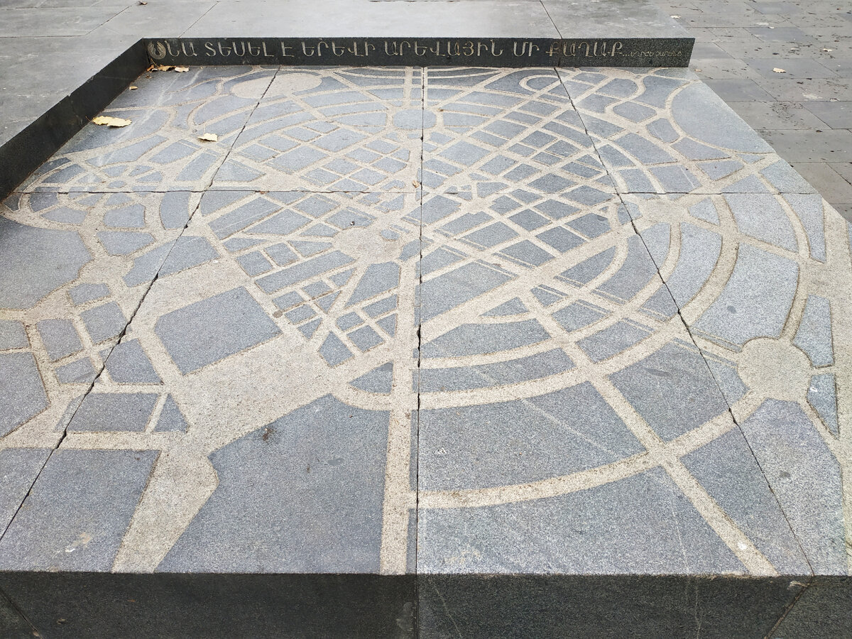 Генеральный план Еревана на памятнике Таманяна на Каскаде. Надпись ''Он наверное увидел солнечный город''