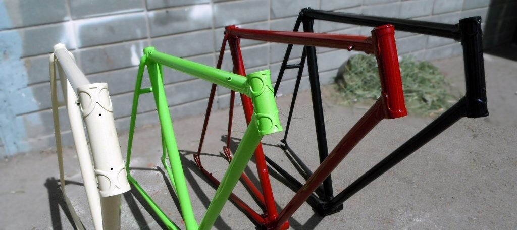 При покупке велосипед смотрится великолепно. Заводская покраска велосипедной техники является идеальной. К сожалению, велосипед – средство передвижения повышенного риска, которое при интенсивной эксплуатации часто получает всяческие повреждения. Наличие сколов, трещин и иных дефектов на поверхности рамы “велика” побуждает владельцев задуматься на тему: как покрасить велосипед своими руками и вернуть ему прежний вид.