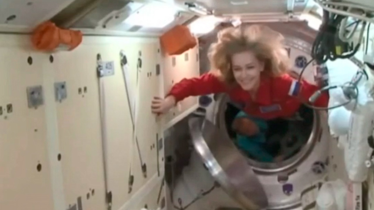 юлия пересильд на мкс. юлия пересильд и клим шипенко мкс. юлия пересильд на мкс. юлия пересильд в космосе. что выкинула пересильд в космосе.