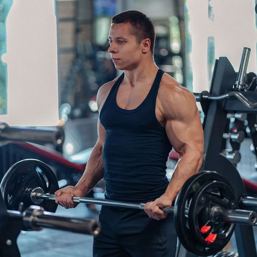 Тренировка бицепса на фото - Андрей Пархоц