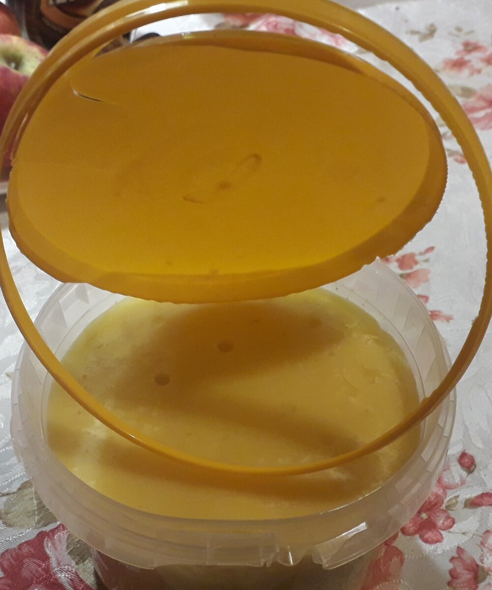 Крышка совсем разлетелась в дороге. Да и корпус пострадал. Следующее фото в галереи. Листайте.