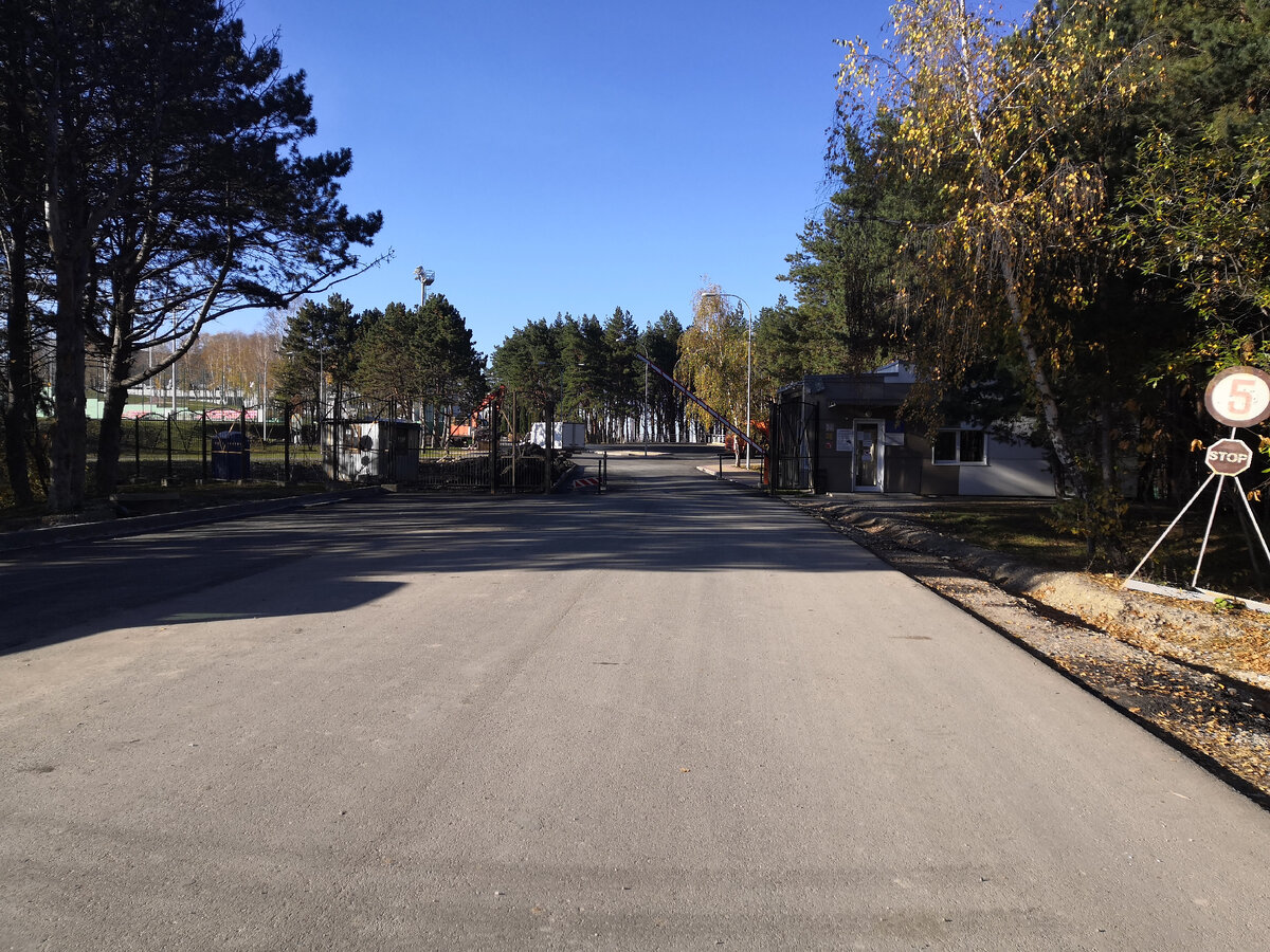 Въезд в Олимпийский центр, где занимаются российские спортсмены, но куда дорога грунтовая, и таксисты ехать не всегда хотят. Фото: из личного архива