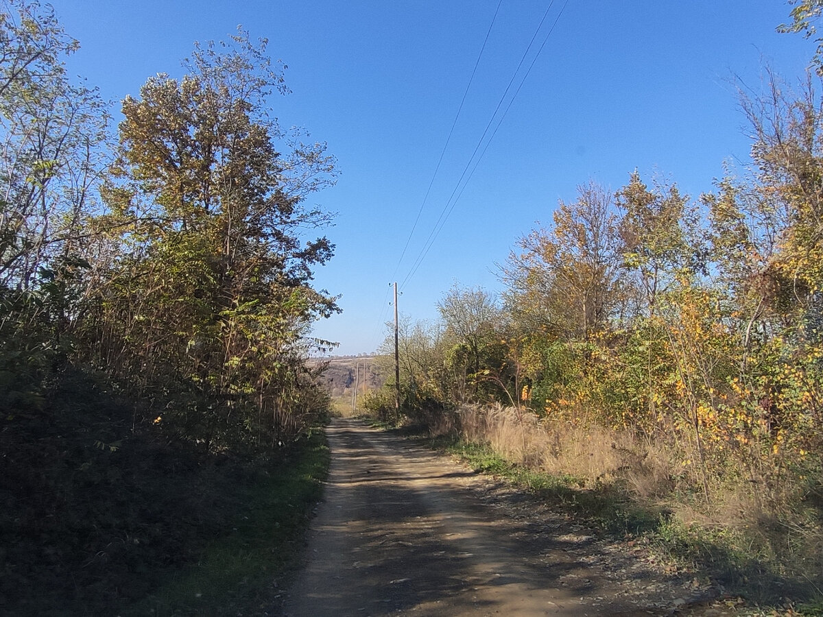 Спуск с холма, у которого располагается монастырь.