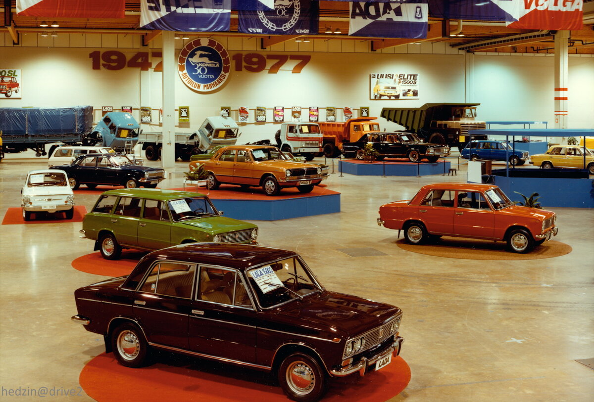 Пользователь сайта Drive2 опубликовал интересную подборку фотографий, сделанных на выставке советских автомобилей в Финляндии в 1977 году.-2
