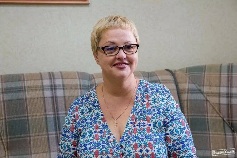 Анна Ворохова окончила Ленинградский педагогический университет имени Герцена. В ДШИ «Этнос» пришла в 1992 году на должность заместителя директора