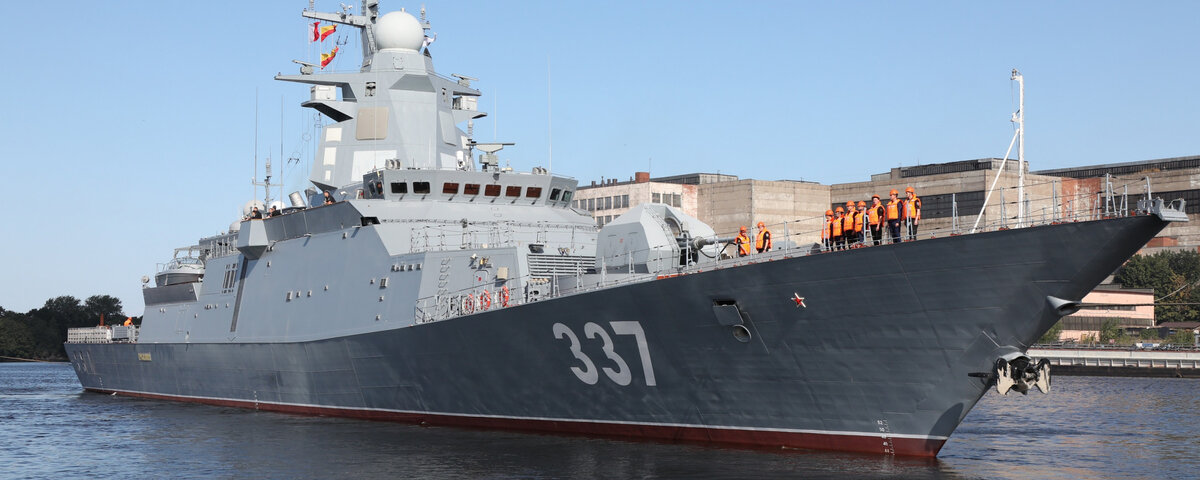 Источник https://img5.goodfon.ru/original/2560x1024/2/37/gremiashchii-korvet-raketnyi-korabl.jpg