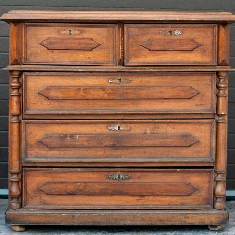 Советский стиль во всей своей красе не нравится практически никому. При первой же возможности владельцы стараются избавиться от старой мебели. Многие люди разбирают на доски шкафы. Однако, можно превратить старое в новое, нужно лишь добавить капельку своей фантазии. Комод не только не испортит квартиру в современном стиле, но придаст ей особый характер. Если человек сам не может придумать, как обновить свою старую мебель, он всегда может обратиться к дизайнеру. Специалист всегда сможет предложить идею, как создать яркий акцент из старого гарнитура.