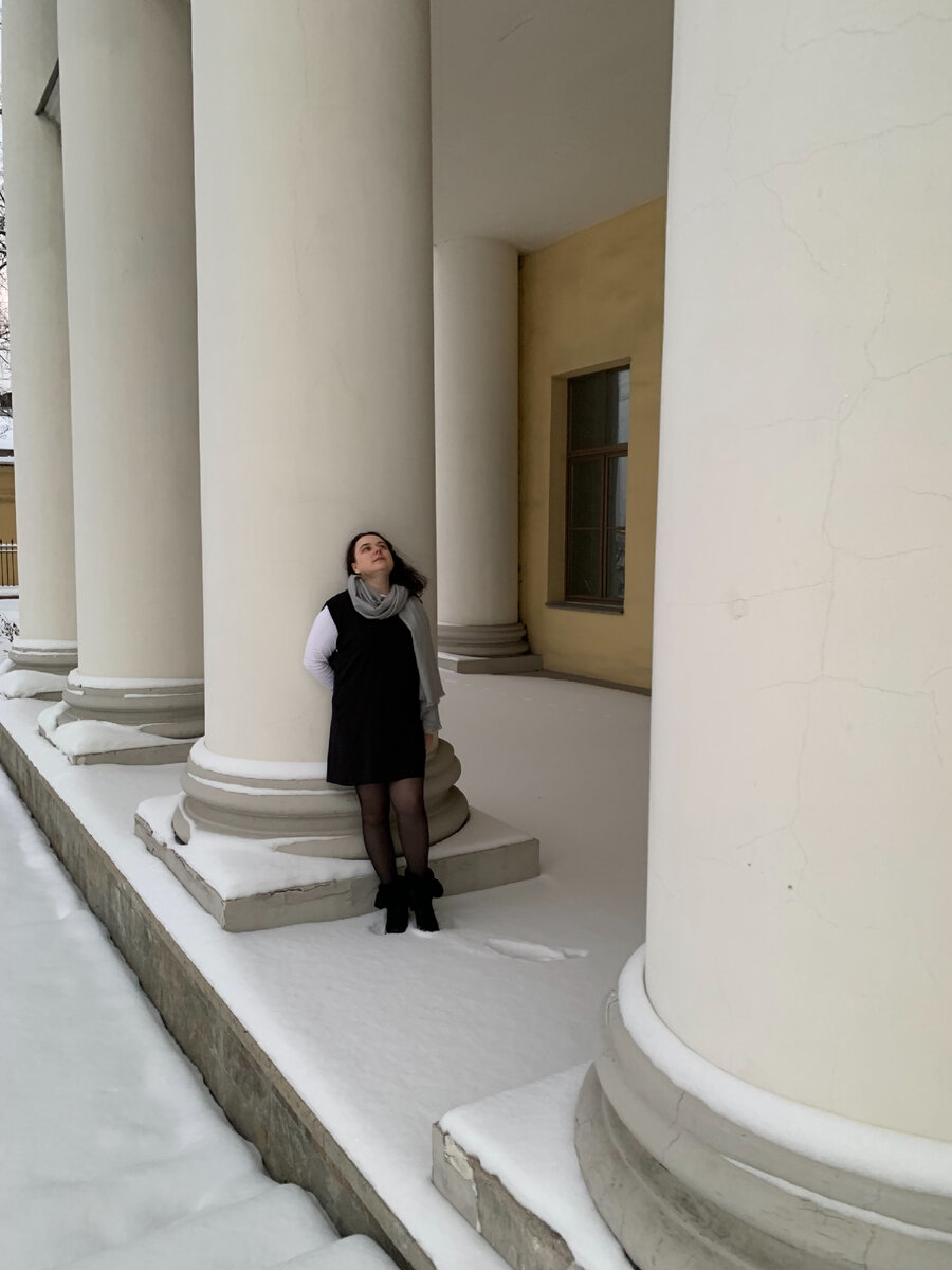 Это мы проводили выходные на даче Дурнова. Там спален вообще нет. Только места для балов