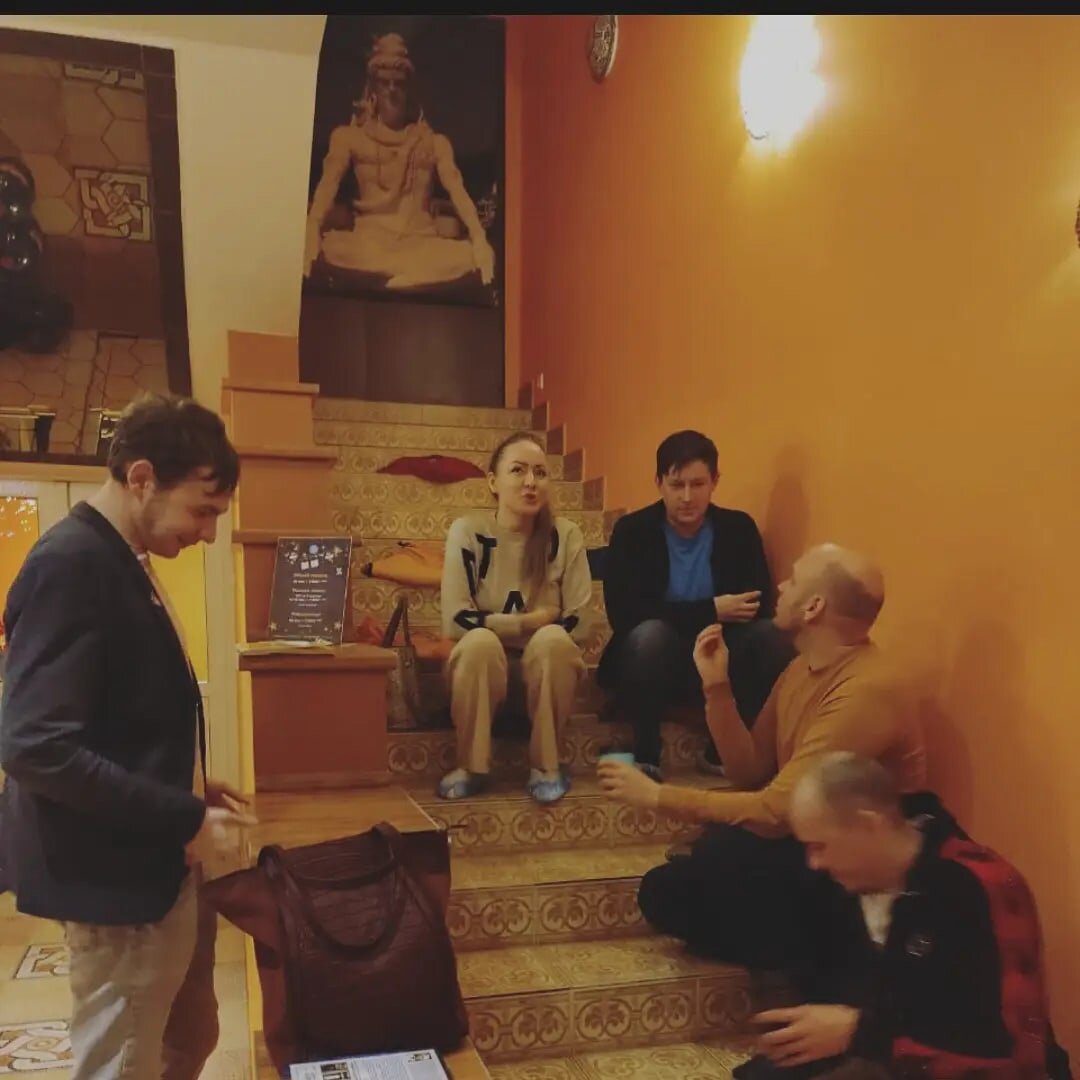 После беседы продолжили общение за кулисами