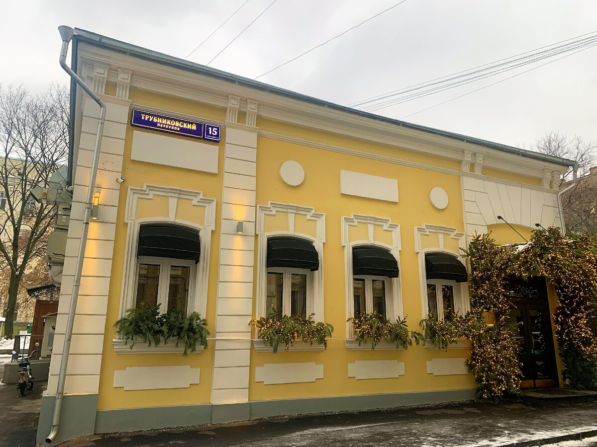 Фасад ресторана в праздничном убранстве