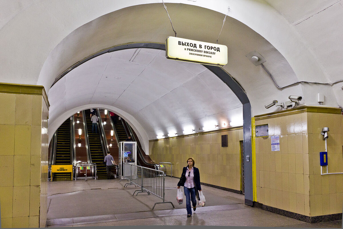 выход из метро калужская
