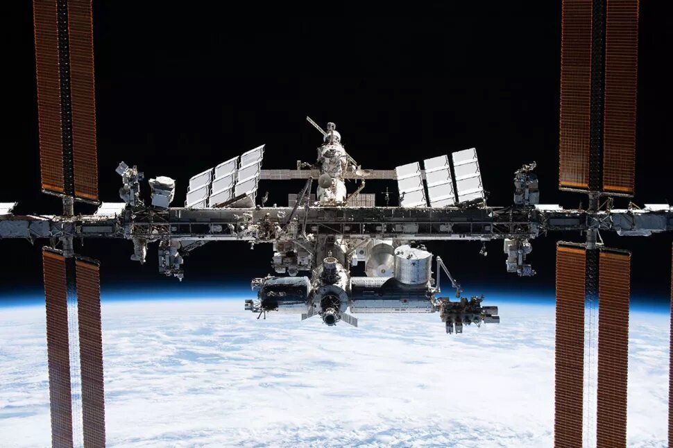 Международная космическая станция, изображенная с корабля SpaceX Crew Dragon во время облета в ноябре 2021 года. (Фото предоставлено: НАСА)