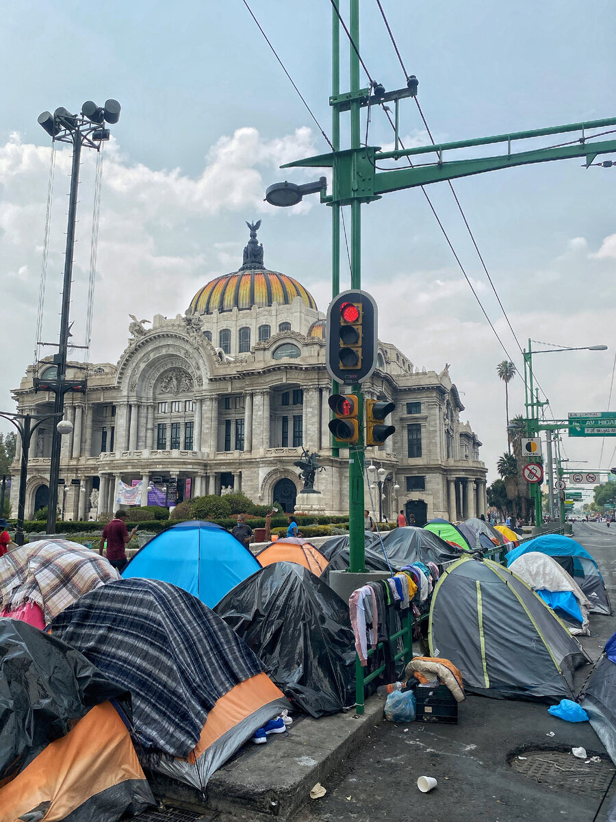 Тут же они сушат вещи на городских заборах.