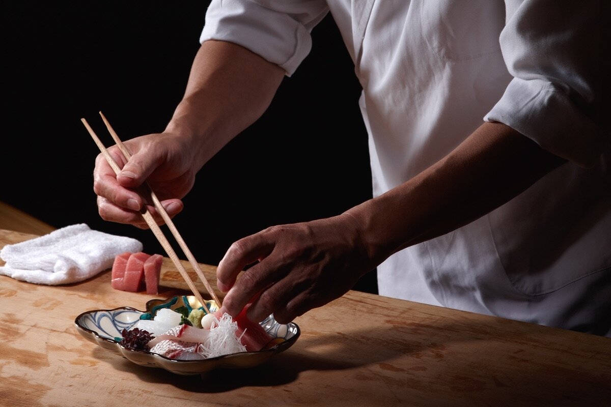 Всего в Киото и Осаке отмечены 415 заведений, из них 9 заработали по три звезды, 30 – по две и 165 – по одной. Абсолютными победителями стали киотские рестораны высокой кухни Hyotei и Kikunoi Honten, удерживающие трехзвездный статус уже тринадцатый год подряд! «Киото и Осака издавна считаются мировыми гастрономическими ориентирами, – комментирует Гвендал Пулленнек, международный директор Michelin Guides. – Гурманы всего мира (Россия в их число пока не входит – прим. HELLO!) могут насладиться непревзойденным кулинарным разнообразием и характерной для этой страны изысканностью. Причем это может относиться как к высококлассному гастрономическому заведению, так и рядовой специализированной лапшичной». 