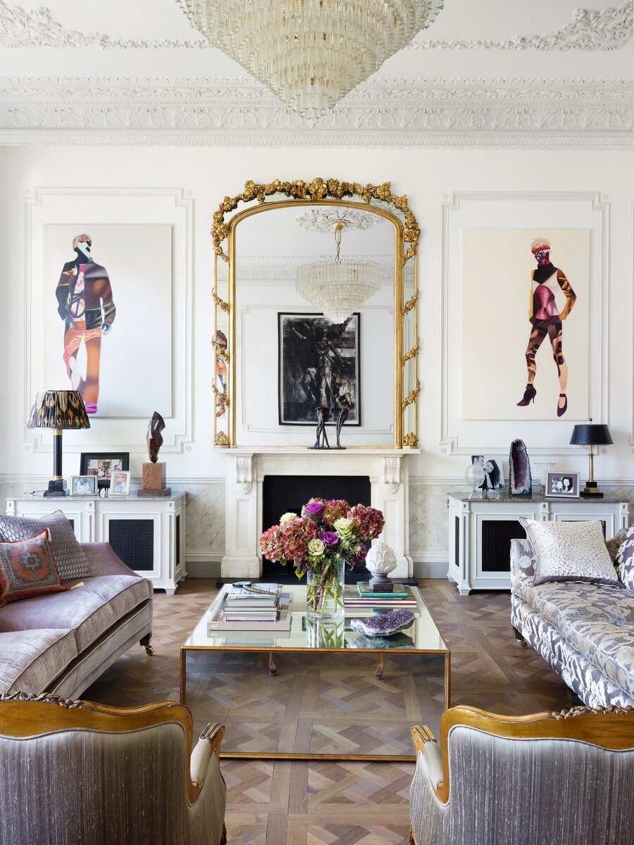 Фото: Стефан ЖульярГостиная. Диваны, Duresta; столик, Christopher Guy; антиквар­ная люстра из отеля эпохи ар-деко куплена в Эдинбурге; на левой консоли скульп­тура Ника Фиддиана-Грина; по бокам от камина картины шотландской художницы Дженнифер Джеймисон.